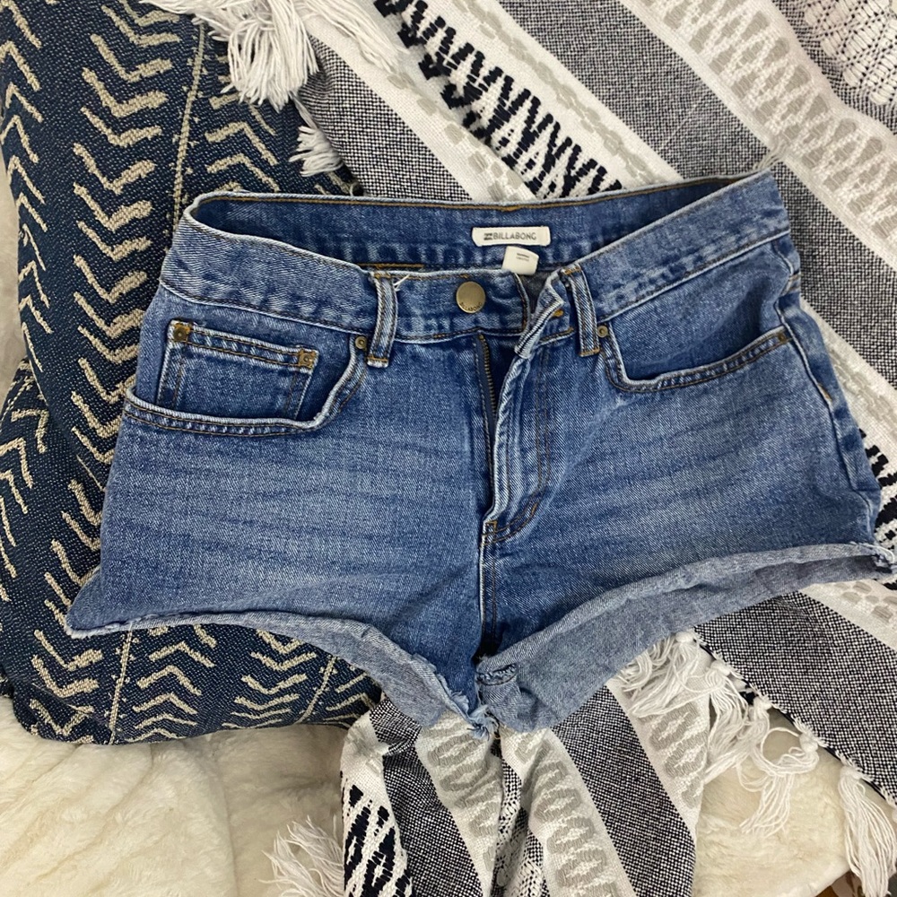 Low Rise Jean Shorts 💛 (Billabong - Denim - 27)
